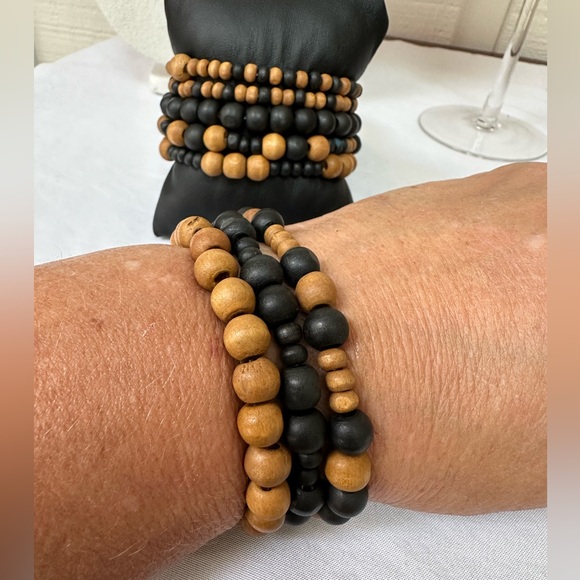 Set of 8 stretch style wooden bead bracelets - Picture 4 of 6